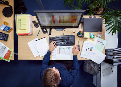 Controlling Trainee am Arbeitsplatz Controlling Trainee am Arbeitsplatz